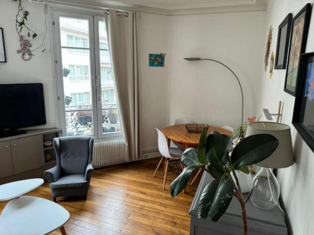 Haussmannien Lumineux, 2 Chambres. Paris